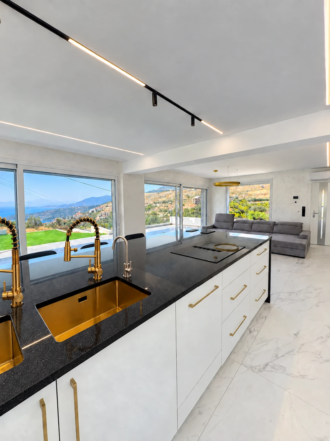 Küche · Granitplatte, goldfarbene Details und Meerblick