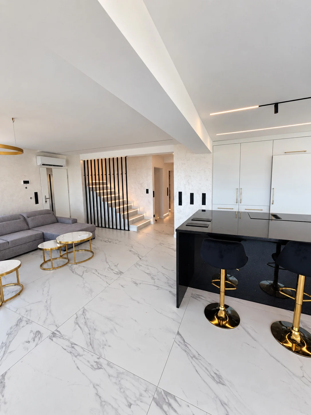 Wohnzimmer · offener Grundriss und architektonische Beleuchtung