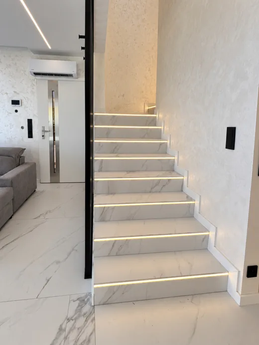Treppe · beleuchtete Stufen und offener Raumteiler