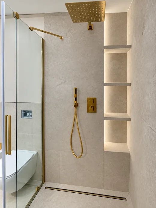 Dusche · goldfarbene Regendusche und Nischenbeleuchtung