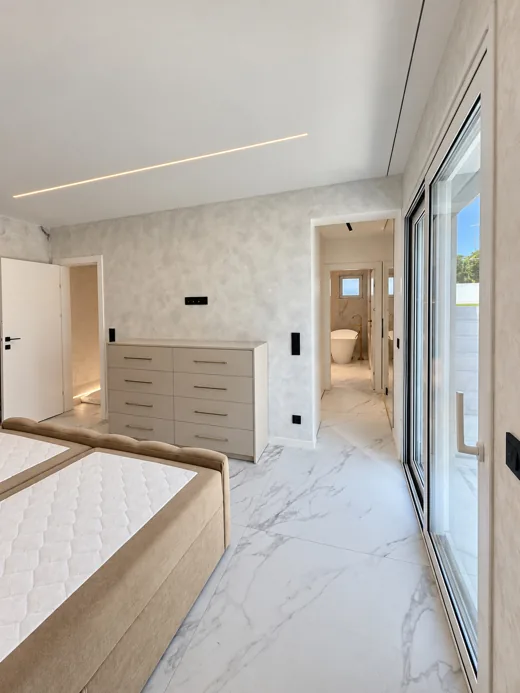Schlafzimmer neben dem Bad · privater Raum im Tageslicht