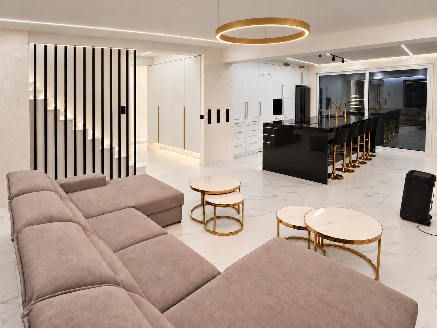Wohnzimmer und Küche im Abendlicht