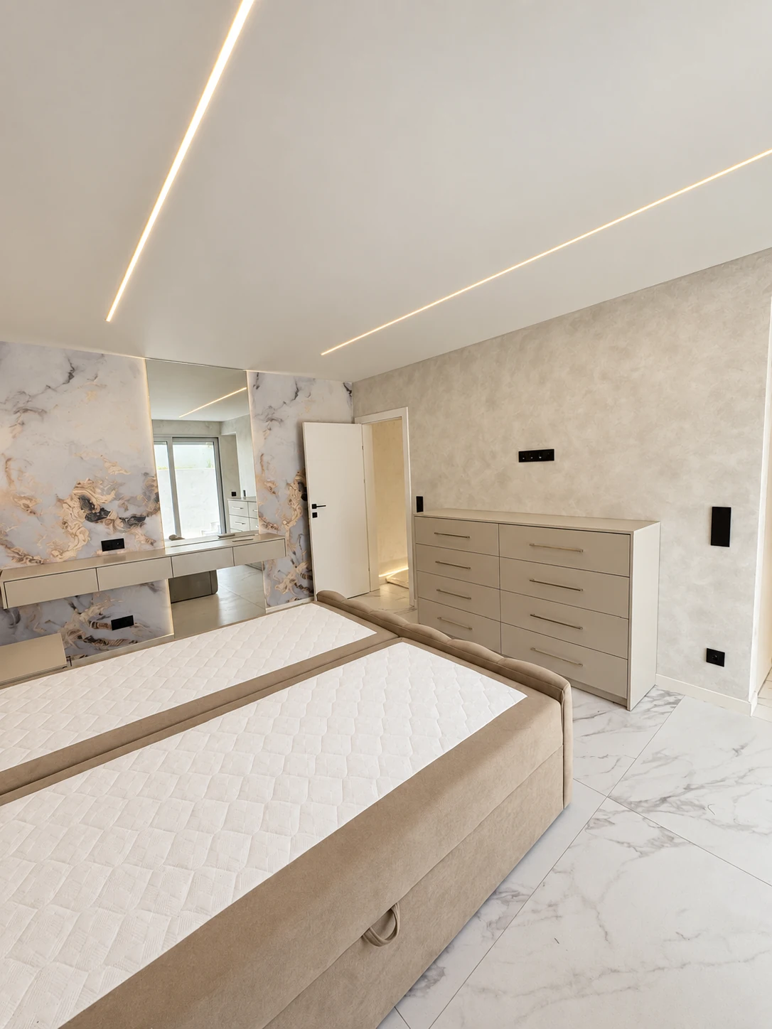Schlafzimmer · Schminktisch, Steinmuster und goldfarbene Details