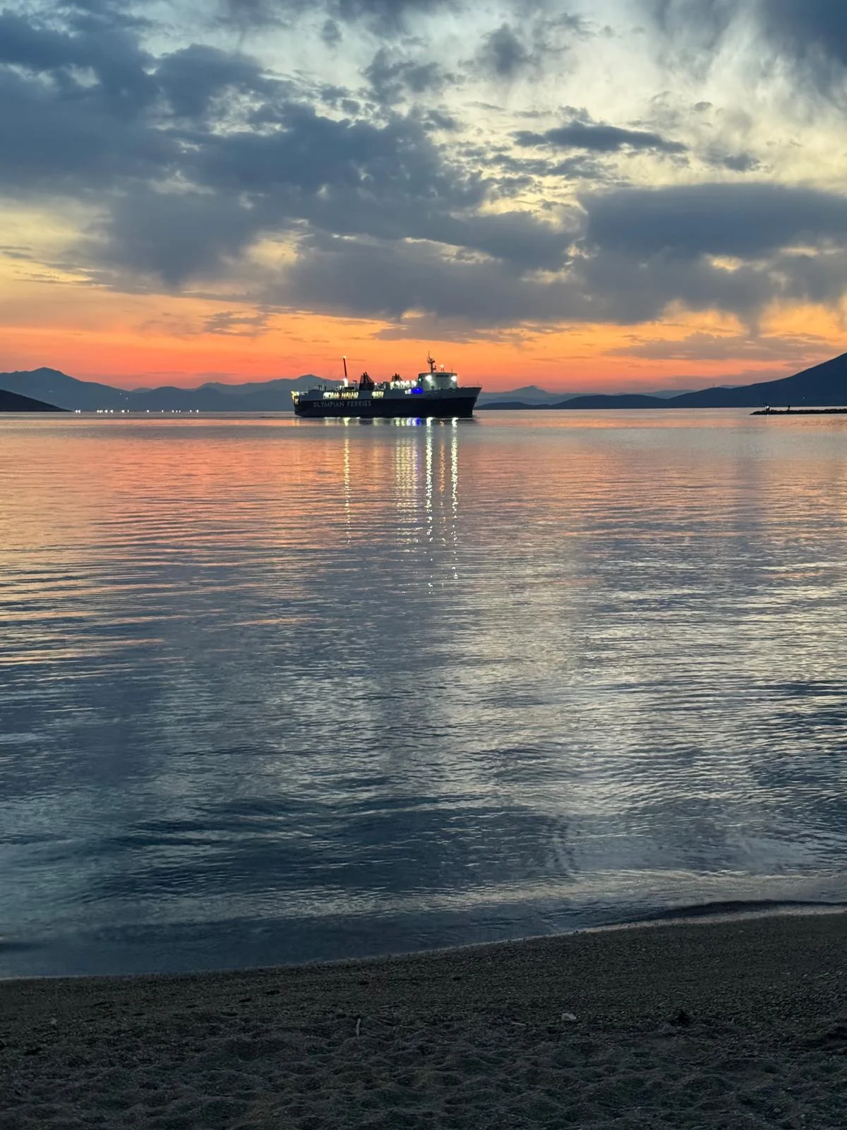 Fähre vor dem Abendhimmel an Evias Küste
