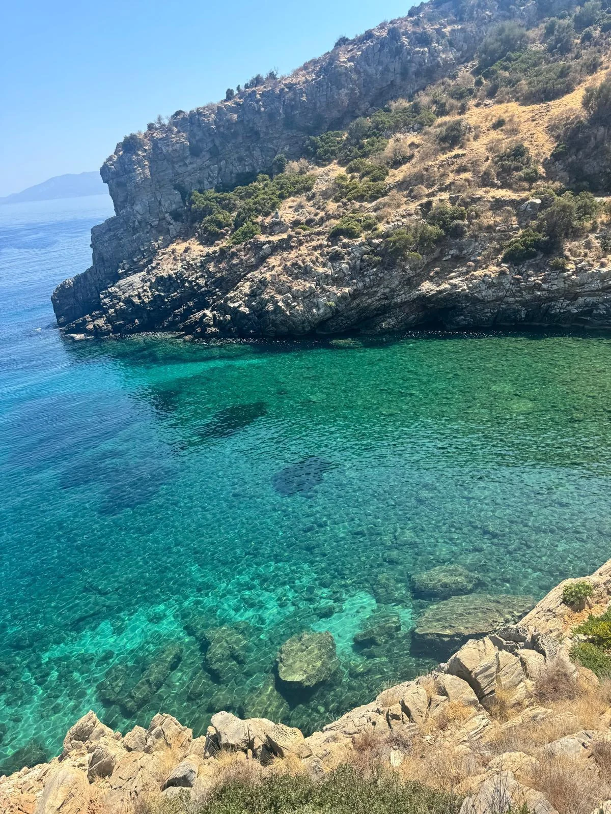 Regionale Landschaft · türkisblaues Wasser und Felsbuchten